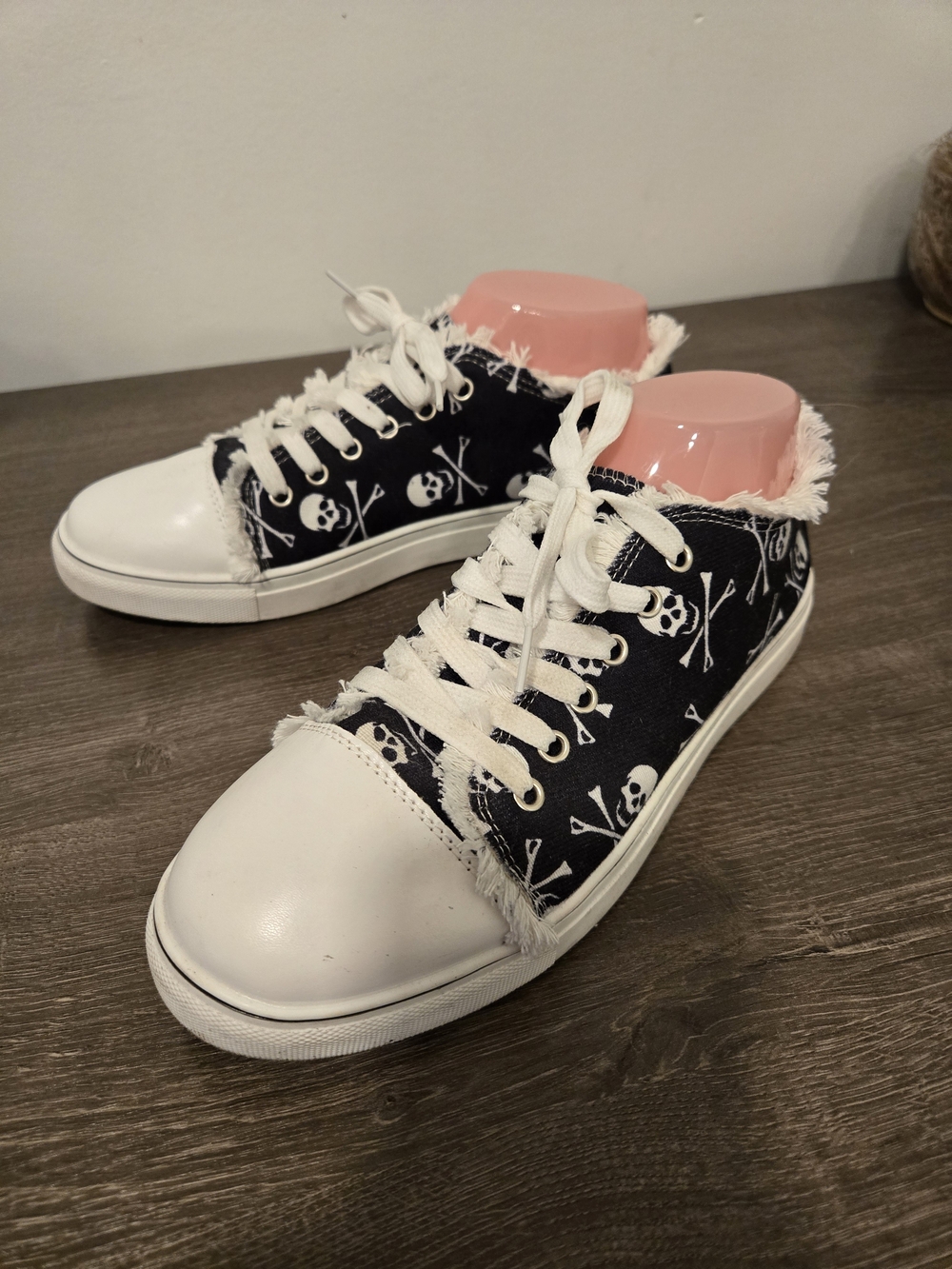 Casual Skull-Print Low Top Sneakers in Black and White